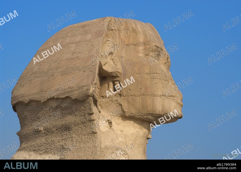 ARTE EGIPCIO. EGIPTO. GRAN ESFINGE DE GIZA. Tallada en roca caliza, tiene forma de león con cabeza humana. Se dice que la cabeza podría representar al faraón Kefrén. Acostada y mirando a oriente, mide 57 m. de longitud y 20 m. de altura. Construida como centinela protectora en la ribera occienetal del Río Nilo, en el siglo XXVI a. C. (DINASTIA IV). PERIODO ANTIGUO. Detalle cabeza. Alrededores del Cairo.