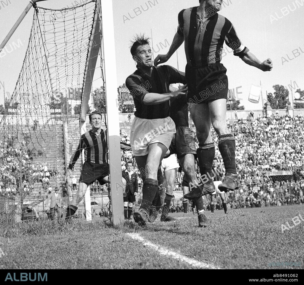 maj 1951 Italien fotboll Milan - Atalanta. Legendariska fotbollstrion Gre-No-Li med Gunnar Nordahl , Gunnar Gren och på bilden Gunnar Nordahl. Foto: Kamerareportage *** Local Caption *** GP. KAMERAREPORTAGE.