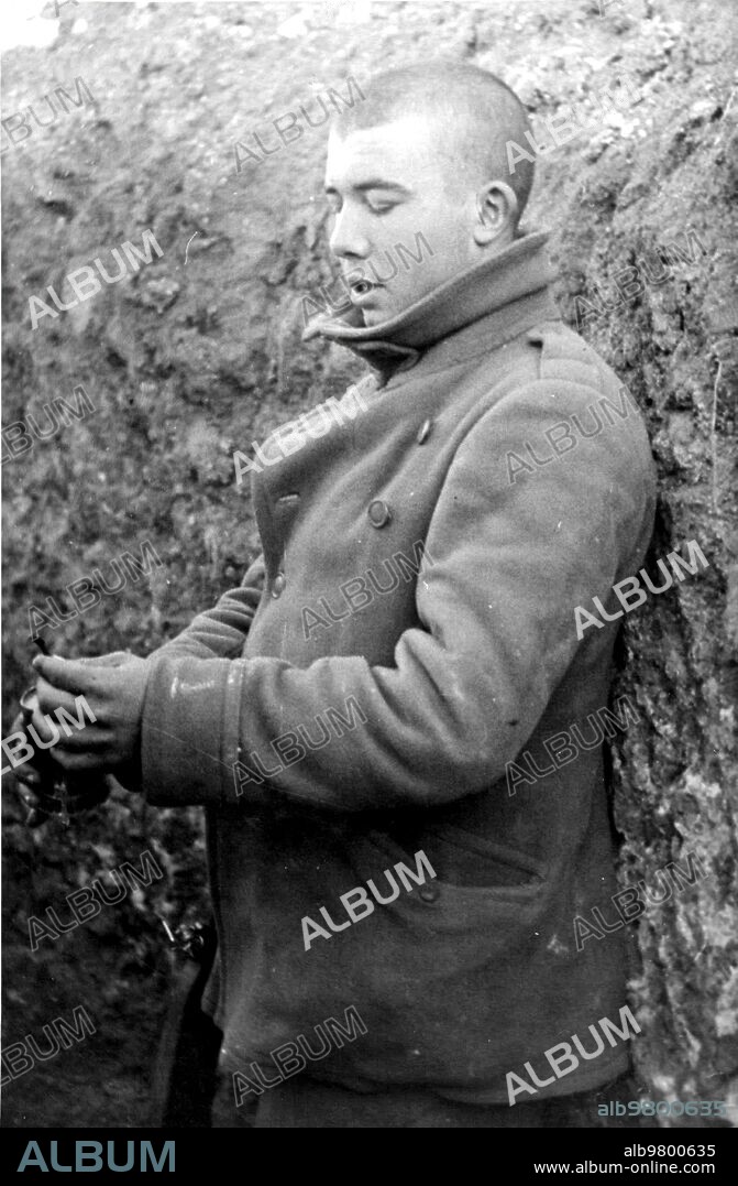 1937. Dinamitero asturiano Encendiendo la mecha de una bomba de Mano, antes de ser lanzada A los Nacionales.