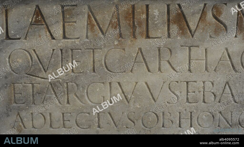 Dintel que se encontraba en el teatro romano de la ciudad, en honor al edil Lucio Emilio Recto que financió las obras de reforma del mismo. Detalle. Finales del siglo I-principios del siglo II. Mármol. Procedente de Carthago Nova (Cartagena, Región de Murcia). Museo Arqueológico Nacional. Madrid. España.
