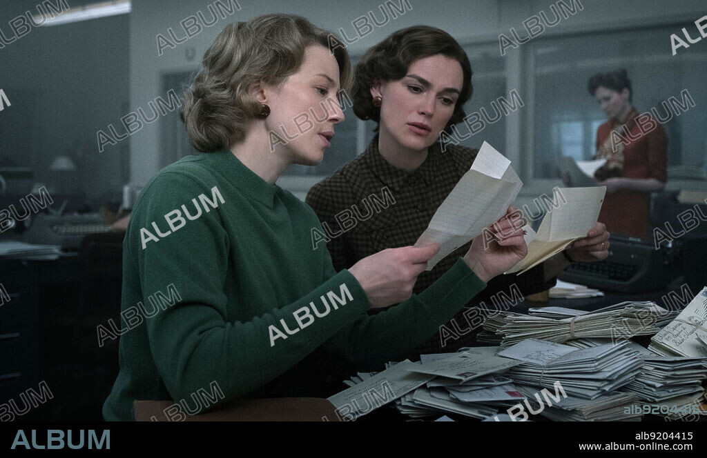 CARRIE COON and KEIRA KNIGHTLEY in BOSTON STRANGLER, 2023, directed by MATT RUSKIN. Copyright 20TH CENTURY STUDIOS.