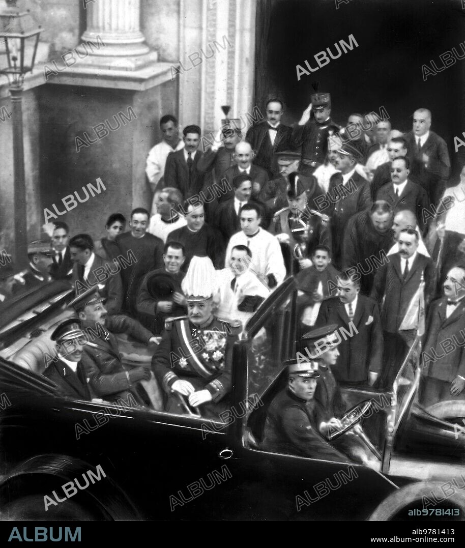 8 noviembre 1923. Cartagena. Llegada de los Reyes.
S.M. el Rey Alfonso Xiii (1), con el general primo de Rivera (2) y el capitán general de Valencia (3), al salir Del "Tedeum" en la iglesia de la Caridad.
(foto Casau).