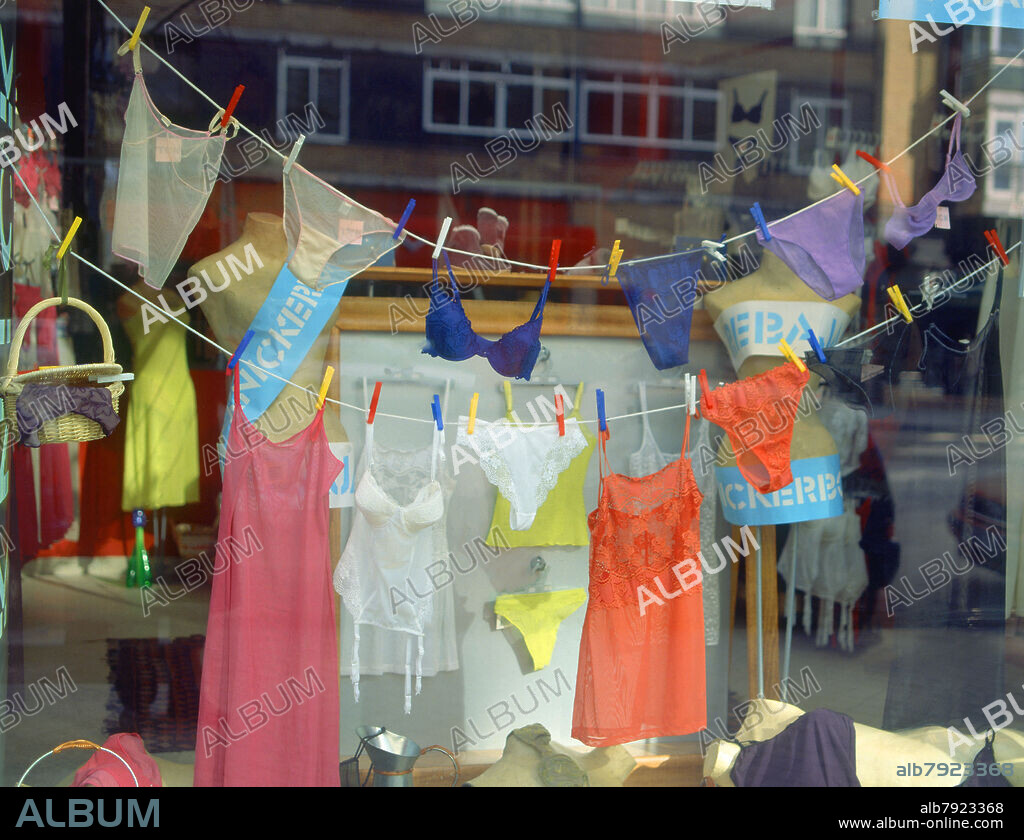 ESCAPARATE DE TIENDA DE ROPA INTERIOR.