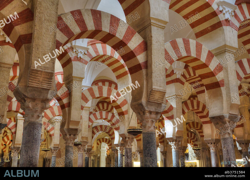 Arches and columns, The Great Mosque (Mesquita) and Cathedral of Cordoba, UNESCO World Heritage Site, Cordoba, Andalucia, Spain, Europe.