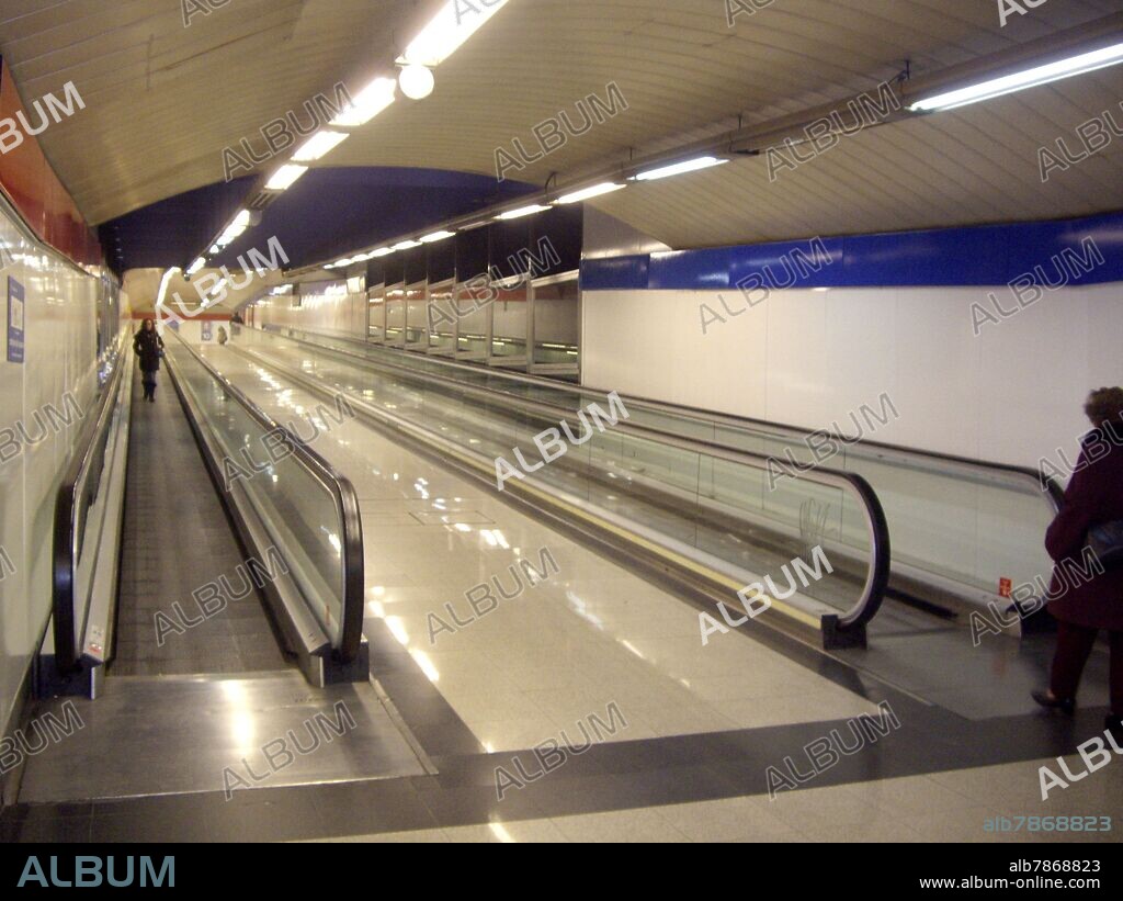 PASILLO MECANICO DE LA ESTACION DE METRO DE NUEVOS MINISTERIOS.
