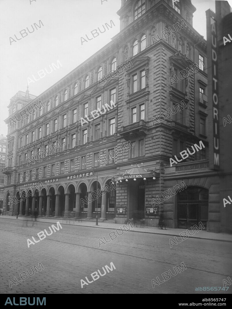 STOCKHOLM OKÄNT FOTODATUM.. Utan bildtext. Not. Hörnhuset Vasagatan - Kungsgatan där Vin och Spritcentralen först var inrymt. (Pelarna senare borttagna). Anm. National Kassa Register Auditorium Johanna Brunssons praktiska konstväfnadsskola Fasader sites: STOCKHOLM;SVERIGE.