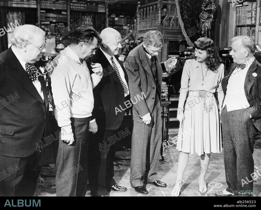 BARBARA STANWYCK, DENNIS HOEY, LEONID KINSKEY, OSCAR HOMOLKA and S. Z. SAKALL in BALL OF FIRE, 1941, directed by HOWARD HAWKS. Copyright RKO/SAMUEL GOLDWYN.