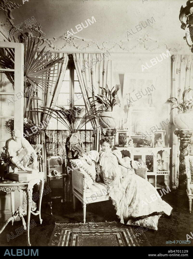Yvette GUILBERT (1867-1944) posant dans un salon bourgeois. Photographie d'Eugene PIROU vers 1895. Credit : Coll. Galdespho/KHARBINE-TAPABOR.