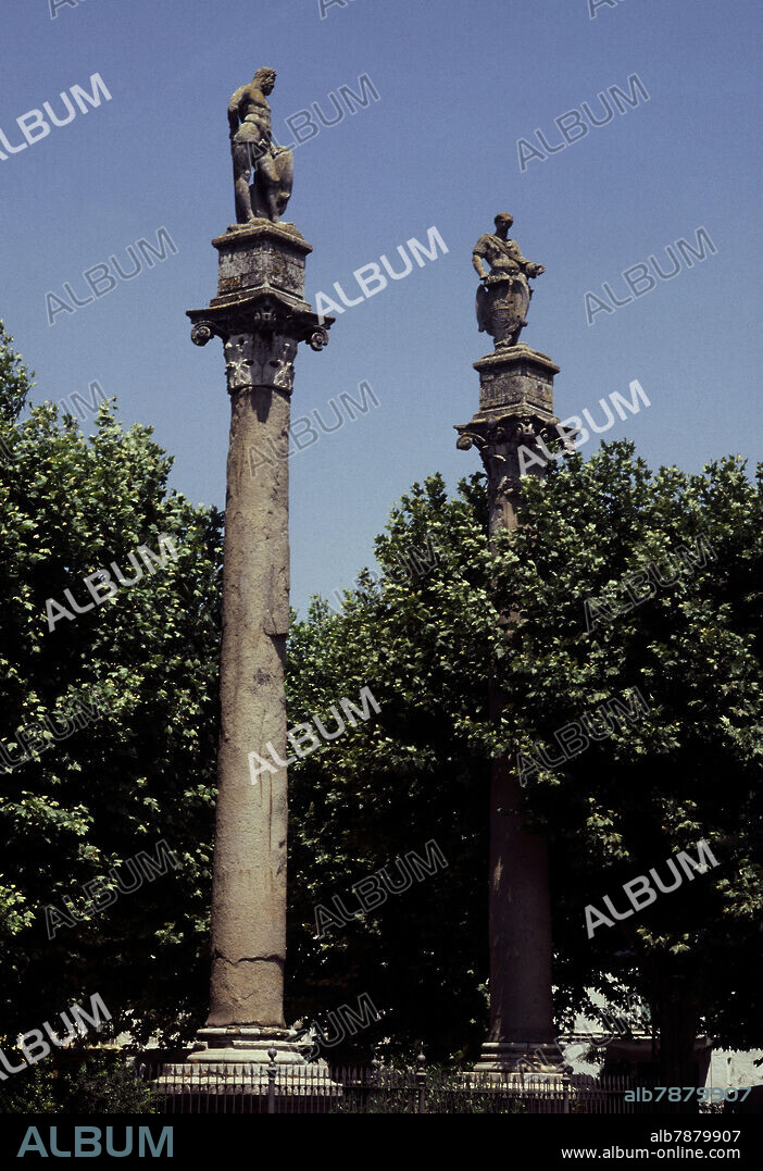 DIEGO DE PESQUERA-(SIGLO XVI). COLUMNAS DE HERCULES PROCEDENTES DE UN TEMPLO ROMANO REMATADAS POR LAS ESCULTURAS DE HERCULES Y JULIO CESAR HECHAS POR DIEGO PESQUERA.