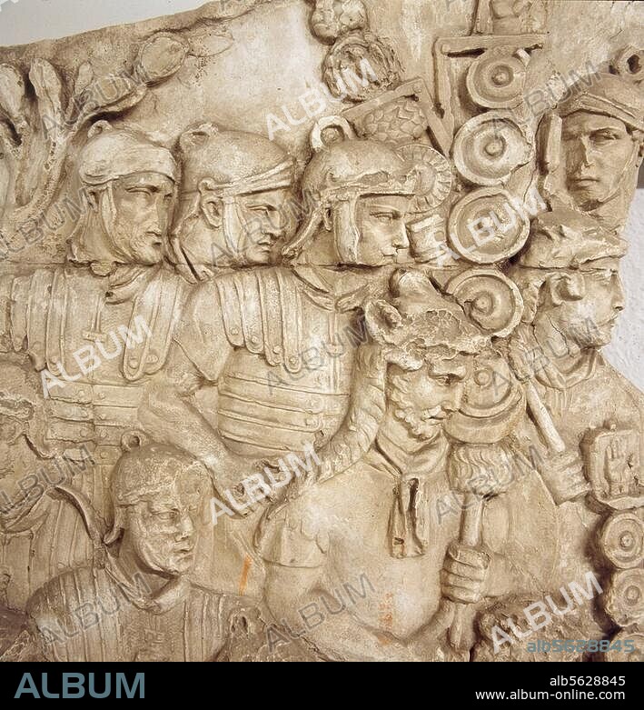 Römisch, 113 n. Chr. Träger mit den Adlern und Feldzeichen an der Spitze der Legionen. Ausschnitt aus dem Reliefband mit Szenen der Feldzüge Trajans gegen die Daker, 1. Krieg, 1. Feldzug 101 n. Chr. Gipsabguß, 1861, nach dem Marmororiginal der Trajanssäule auf dem Trajansforum in Rom. Höhe 90-125 cm. Nr. 3038. Rom, Museo della Civiltà Romana.