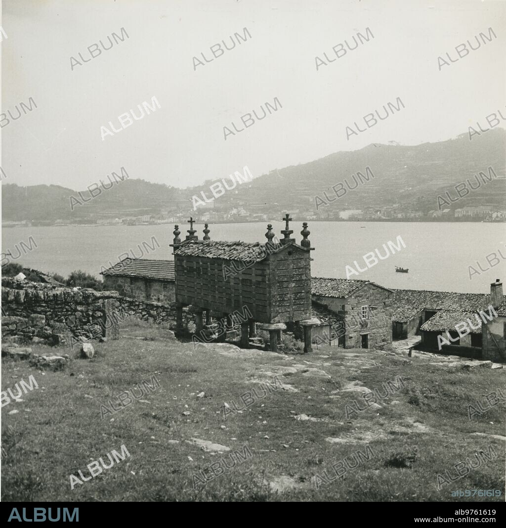 Ría de Muros (La Coruña), (Ca.1955), Un típico hórreo gallego con vistas a la ría.