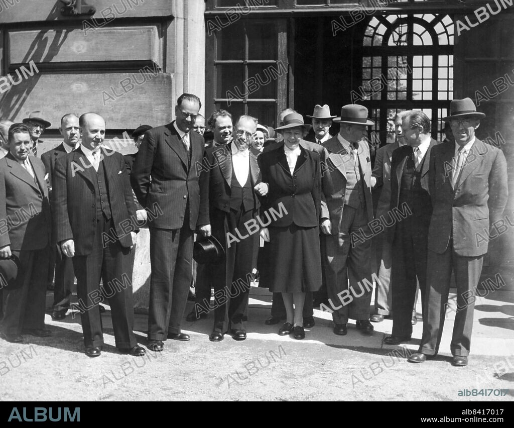 SEKLET-POLITIK-40 Statsminister Tage Erlanders regering 1949. Statsminister Tage Erlander står som tredje fr v. I mitten står Sveriges första kvinnliga statsråd, Karin Kock. Andre fr h är Gunnar Sträng. Foto: Expressen Kod: 192/9909 . COPYRIGHT SCANPIX SWEDEN.