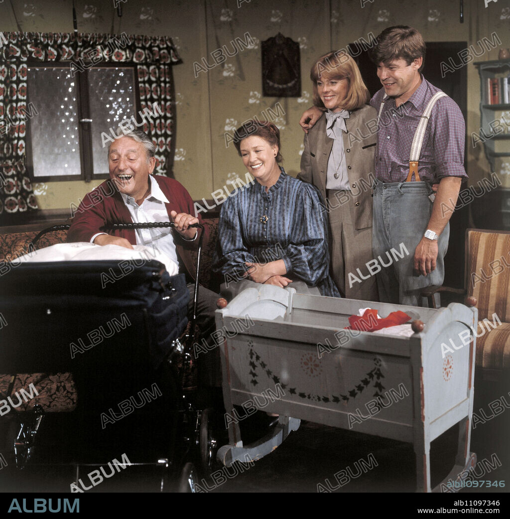 THE COMEDY HALL / The Senior BRD 1984 / Olf Fischer MAXL GRAF (Isidor Singldinger senior), KATHARINA DE BRUYN (Marlene), KATHY LEITNER (Anni), WERNER ASAM (Isidor junior) in the farce: 'The Senior', 1984. / Headline: THE COMEDY HALL / BRD 1984.
