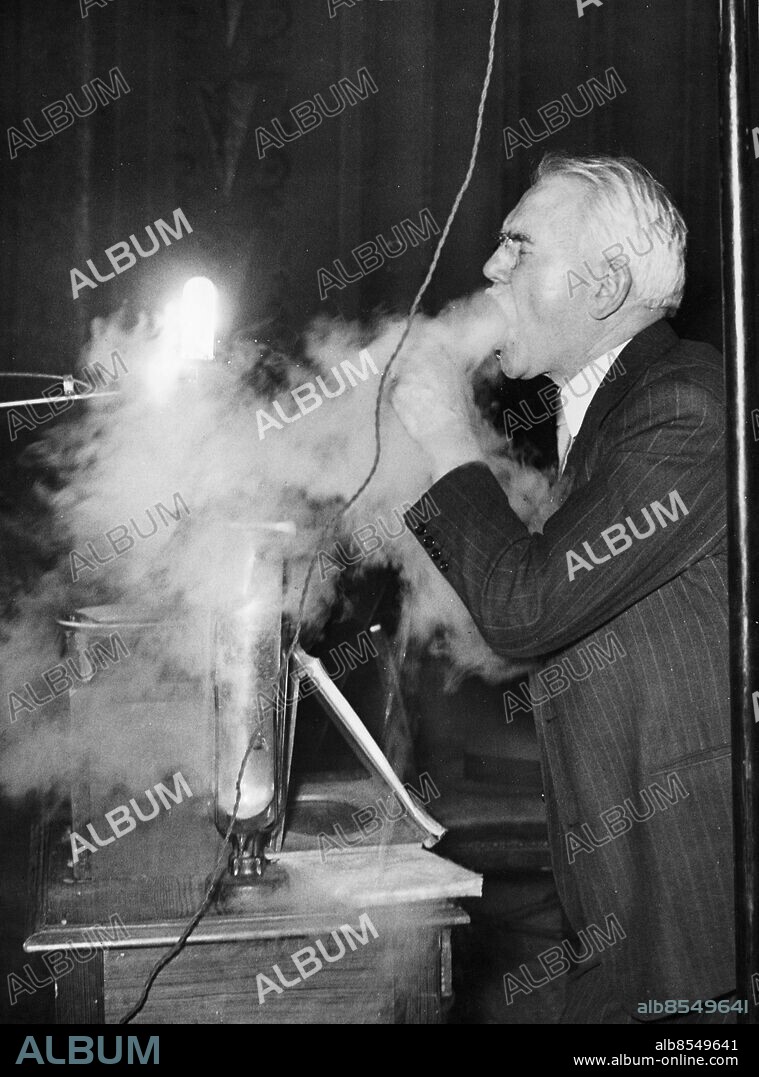 Orig. bildtext... GEORGES CLAUDE, FRENCH SCIENTIST GIVES LIQUID AIR DEMONSTRATION AT PARIS CONFERENCE. M. Georges Claude, French scientist and member of the Institute gave a series of experiments with liquid air at a conference and projection of films. Photo shows - Georges Claude during his experiments. Anm. Curious Moments s.139 CD24 165.5 Ånga persons: Georges Claude sites: FRANKRIKE ;PARIS.