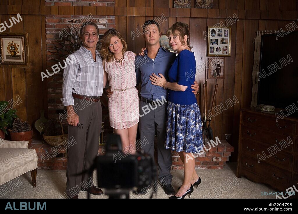BRIE LARSON, GLENNE HEADLY, JOSEPH GORDON-LEVITT and TONY DANZA in DON JON, 2013, directed by JOSEPH GORDON-LEVITT. Copyright VOLTAGE PICTURES.