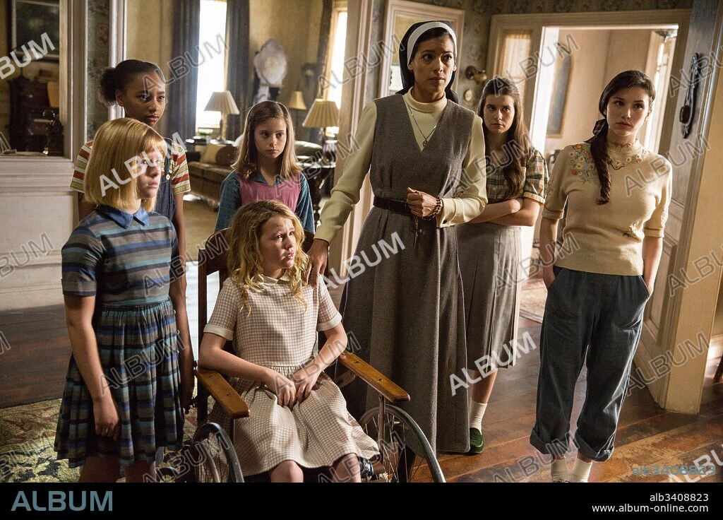 GRACE FULTON, LOU LOU SAFRAN, LULU WILSON, PHILIPPA COULTHARD, STEPHANIE SIGMAN, TALITHA ELIANA BATEMAN and TAYLER BUCK in ANNABELLE: CREATION, 2017, directed by DAVID F. SANDBERG. Copyright ATOMIC MONSTER/NEW LINE CINEMA / LUBIN, JUSTIN.