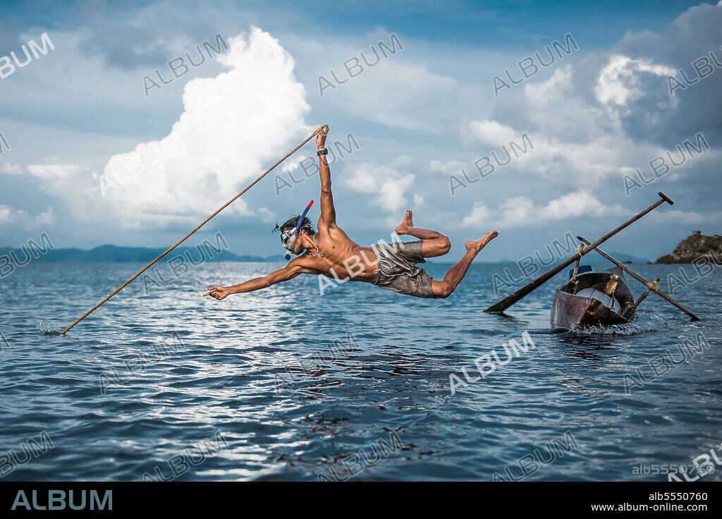 DORTE VERNER. Disappearing fishing method by Moken.