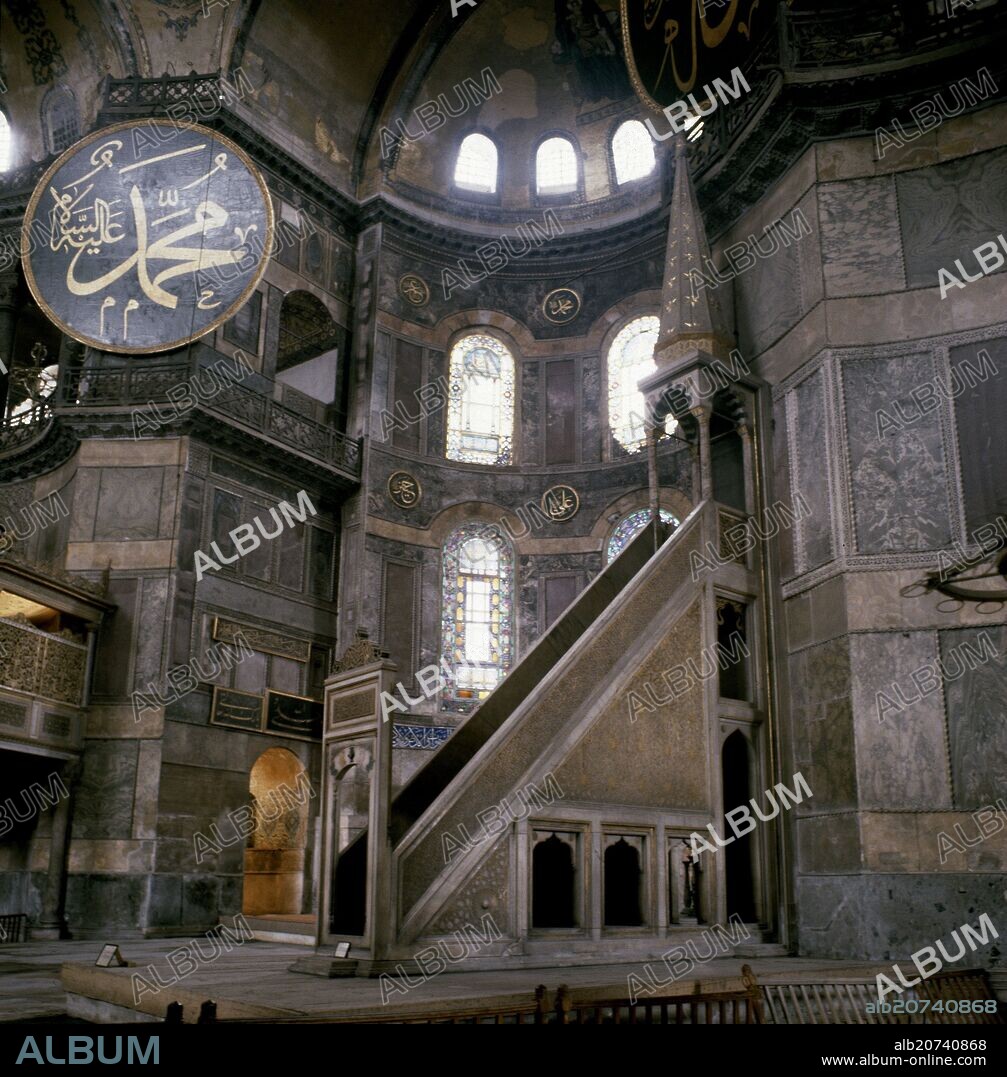 ANTEMIO DE TRALLES (474-534) ISIDORO DE MILETO. INTERIOR DE SANTA SANTA SOFIA DE CONSTANTINOPLA - CONSTRUIDA ENTRE EL AÑO 532-537 - MEDALLONES CON INSCRIPCIONES DEL CORAN - MIMBAR DEL SIGLO XVI.