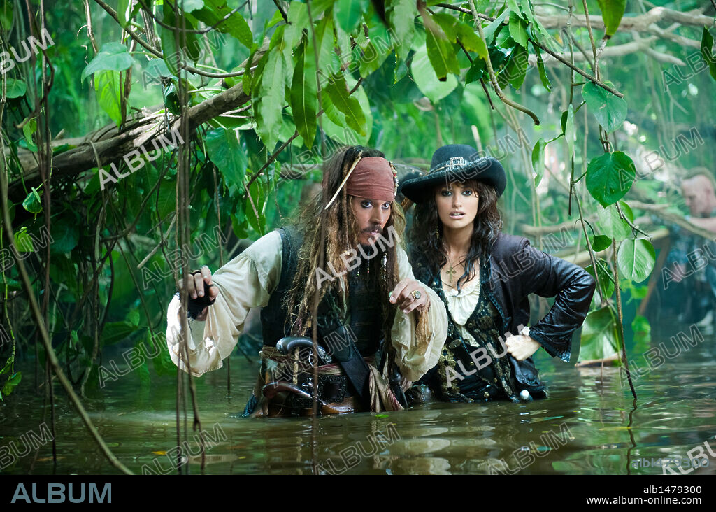 JOHNNY DEPP and PENELOPE CRUZ in PIRATES OF THE CARIBBEAN: ON STRANGER TIDES, 2011, directed by ROB MARSHALL. Copyright WALT DISNEY PICTURES.