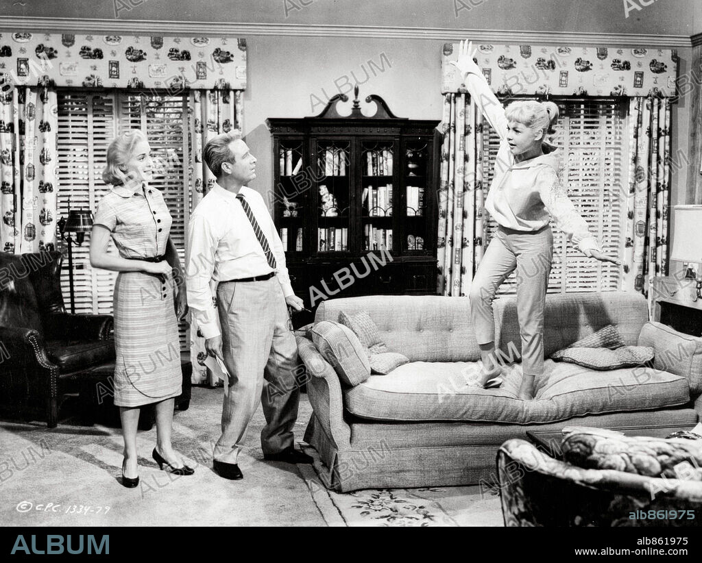 ARTHUR O'CONNELL, MARY LAROCHE and SANDRA DEE in GIDGET, 1959, directed by PAUL WENDKOS. Copyright COLUMBIA PICTURES.