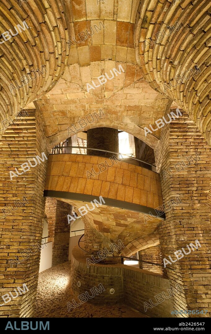 ANTONI GAUDÍ. PALAU GÜELL. COLUMNAS Y ESCALERA DE LA CABALLERIZA.