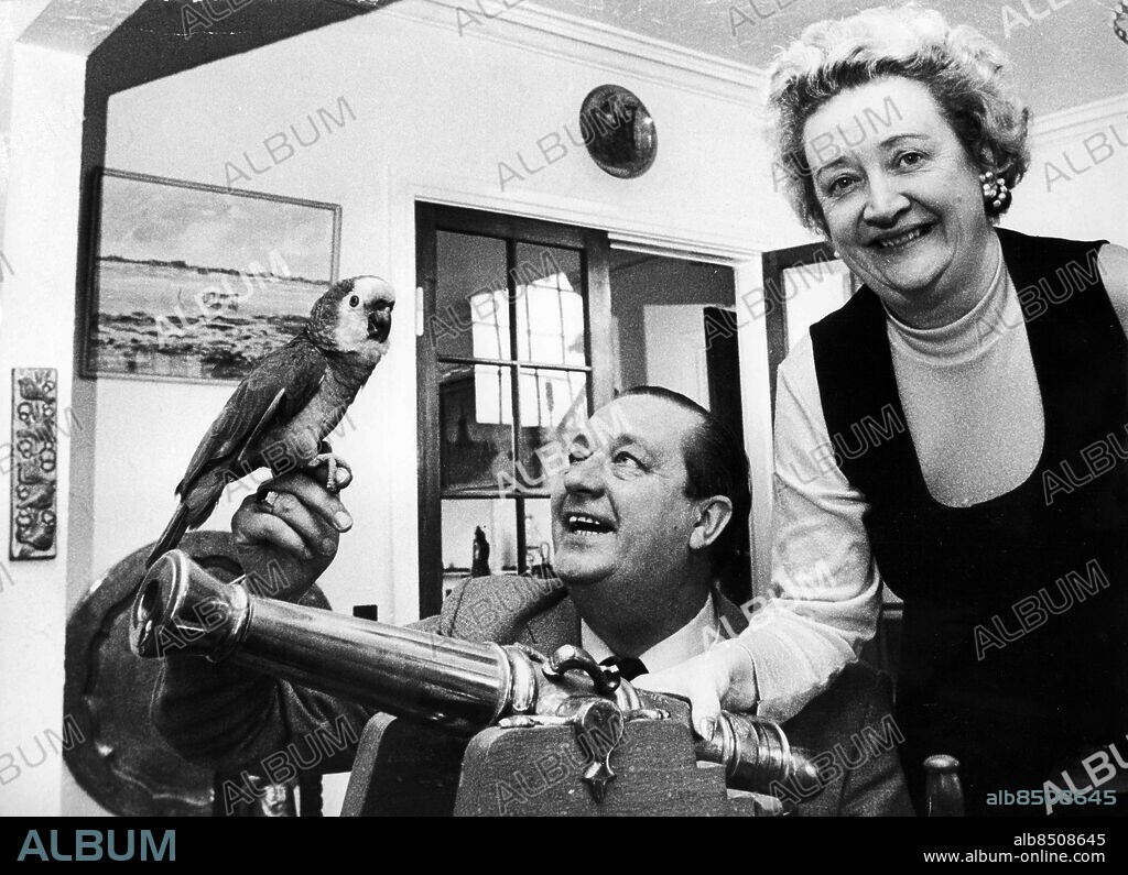 GÖTEBORG 1977-04-09. Truxa är artistnamnet för Erik Bang, dansk illusionist, manipulator och tankeläsare. Här ses han tillsammans med hustru Gulli i samband med sitt 25-årsjubilerande i folkparkerna. Det utlovas ett pang-pang-program där även papegojan Wolmer kommer att vara med. *** Local Caption *** GP Foto: Siv Johnson / Kamerareportage / TT / Kod: 2524.