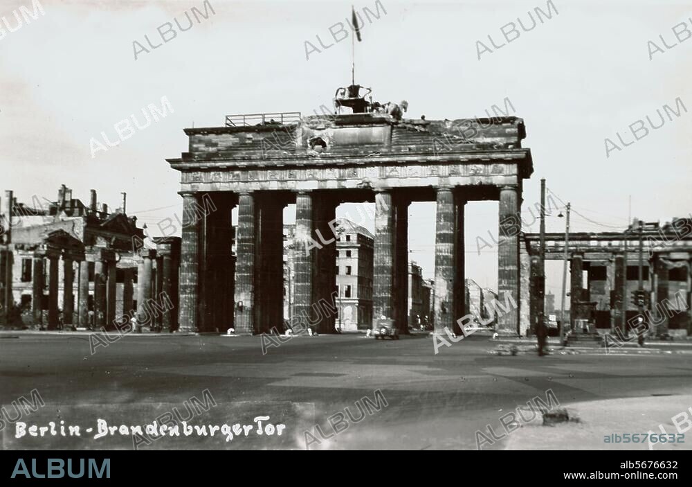 Berlin-Mitte, Brandenburger Tor. Brandenburger Tor (Tiergartenseite) nach den Zerstörungen im 2. Weltkrieg. Fotopostkarte, nach 1945.