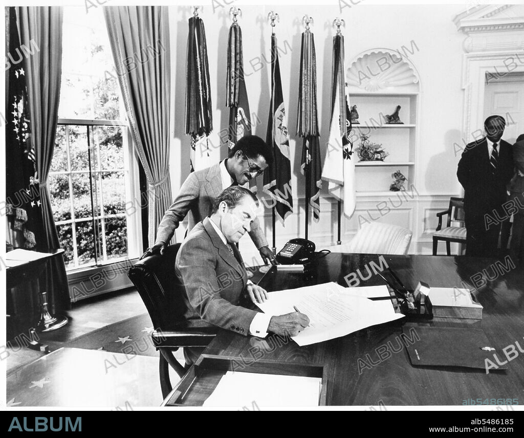 President Richard Nixon and Sammy Davis, Jr. in the Oval Office 7 1 1971.