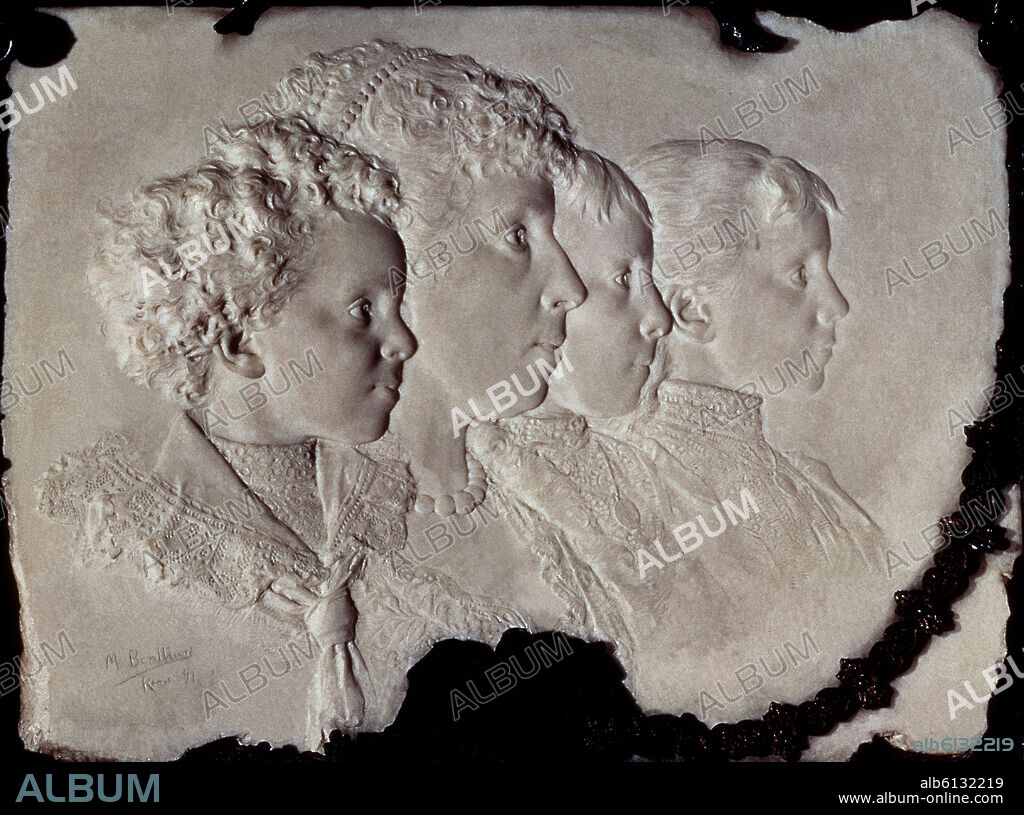 MARIANO BENLLIURE Y GIL. RELIEVE DE LA REINA MARIA CRISTINA Y SUS HIJOS ALFONSO, MARIA CRISTINA Y MARIA TERESA - 1892 - MARMOL.