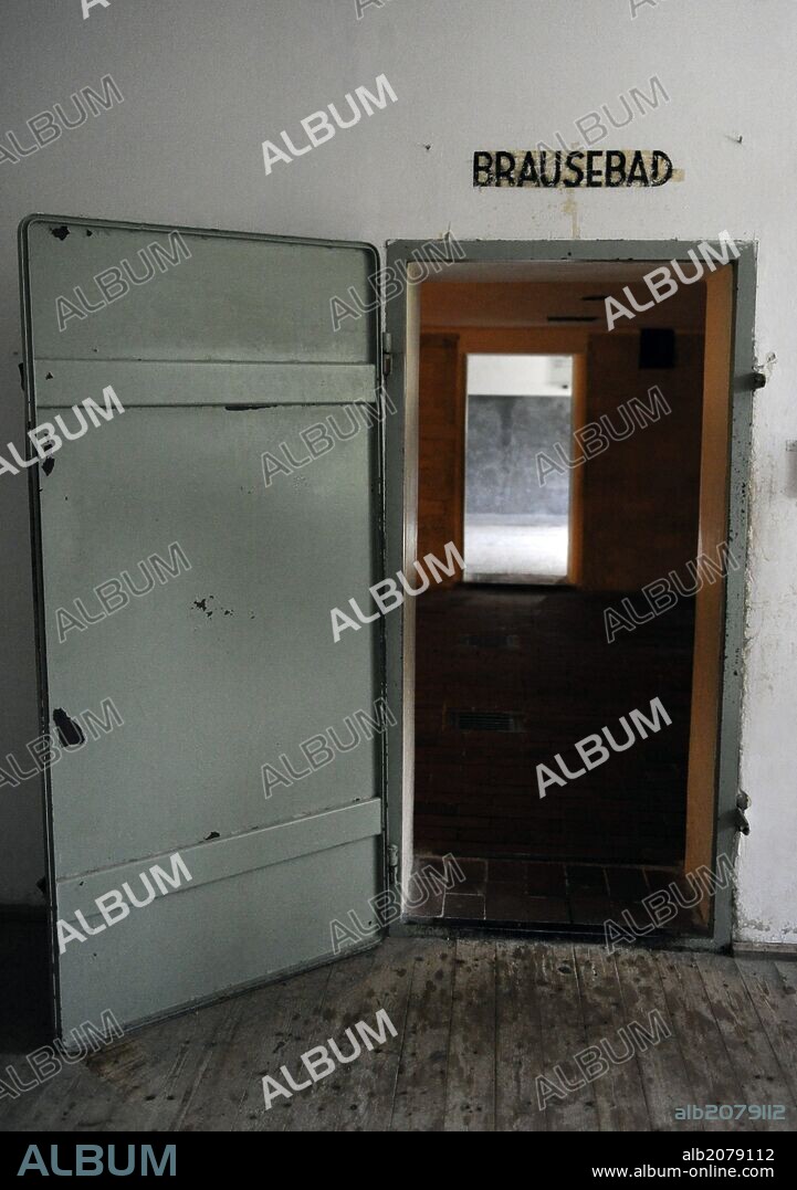 Campo de concentración nazi de Dachau. Actualmente funciona un Memorial y Museo sobre el Holocausto y la persecución política en el Tercer Reich. Puerta de entrada a la Cámara de gas, disfrazada como ducha colectiva "brausebad" (duchas). Alrededores de Dachao. Norte de Múnich. Baviera. Sur de Alemania.