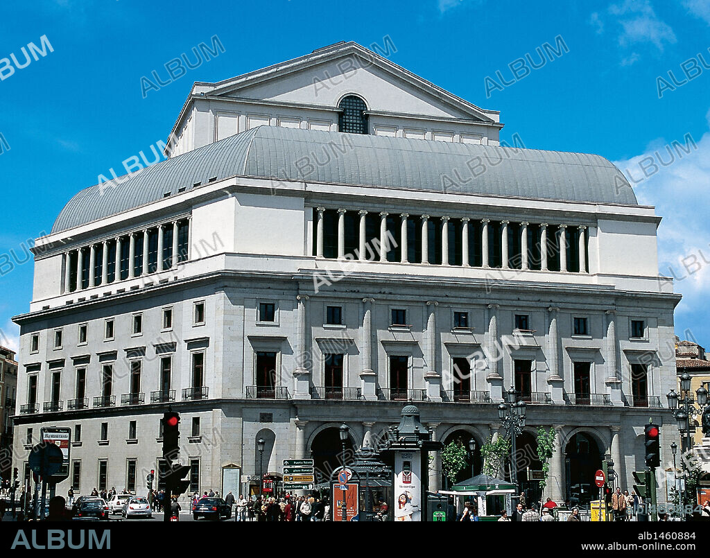 TEATRO REAL. Construído entre 1818 y 1850 según proyecto de Antonio LOPEZ AGUADO (1764-1831) e inaugurado por encomienda de Narváez en 1850. Exterior. MADRID. España.