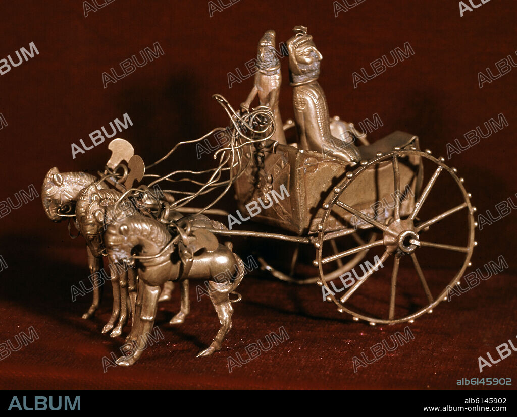 TESORO DE OXUS - SIGLO V/IV AC - MINIATURA DE ORO REPRESENTANDO UN CARRO TIRADO POR CUATRO CABALLOS - ORFEBRERIA PERSA.