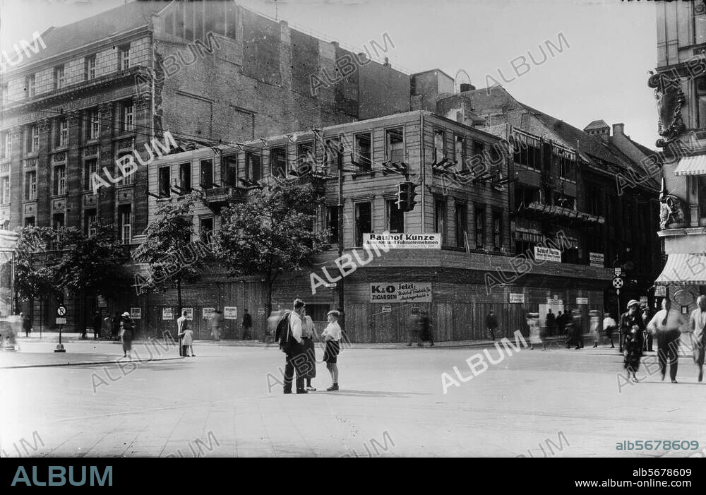 Berlin, Unter den Linden / Ecke Friedrichstraße. Abriß des Eckhauses. Foto, um 1935.