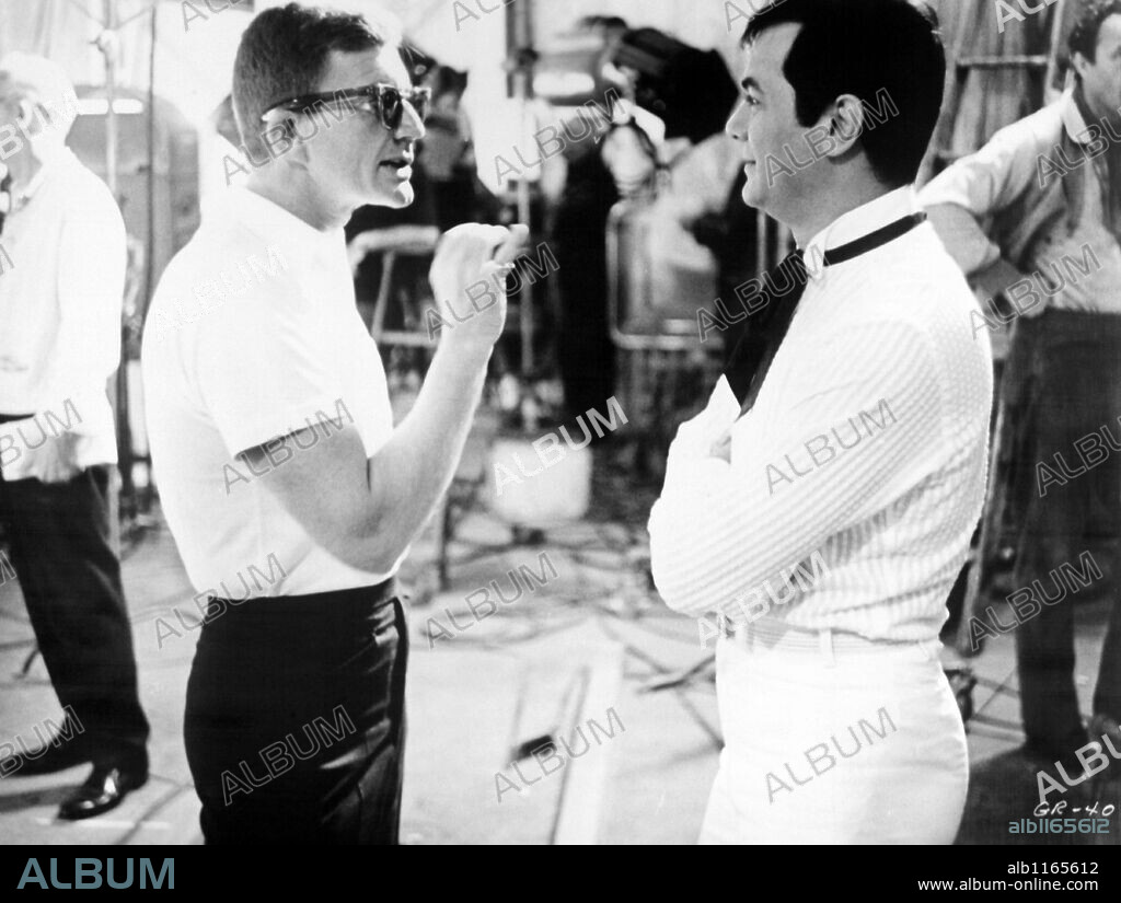 BLAKE EDWARDS and TONY CURTIS in THE GREAT RACE, 1965, directed by BLAKE EDWARDS. Copyright WARNER BROTHERS.
