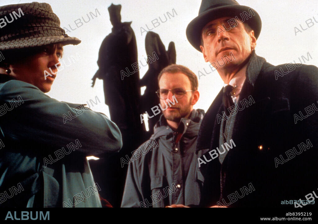 JEREMY IRONS, STEVEN SODERBERGH and THERESA RUSSELL in KAFKA, 1991, directed by STEVEN SODERBERGH. Copyright BALTIMORE PICTURES.