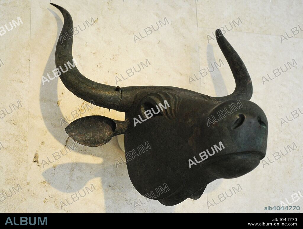 Cultura postalayótica. Toro de Costitx. Interpretado como la representación de una divinidad. Siglos V-III a. C. Bronce. Santuario del Predio de Son Corró (Costitx, Mallorca, Islas Baleares). Museo Arqueológico Nacional. Madrid. España.