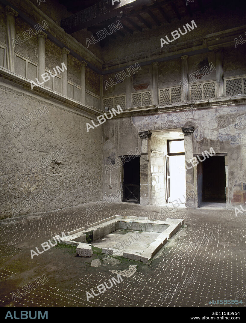 Herculano. Antigua ciudad romana que en el año 79 d.C. quedó enterrada bajo la lava por la erupción del Vesubio. Impluvium de la Casa Sannitica, construcción típica prerromana, ubicada en la Insula V. Se ha conservado el pavimento decorado con mosaico. Campania, Italia.