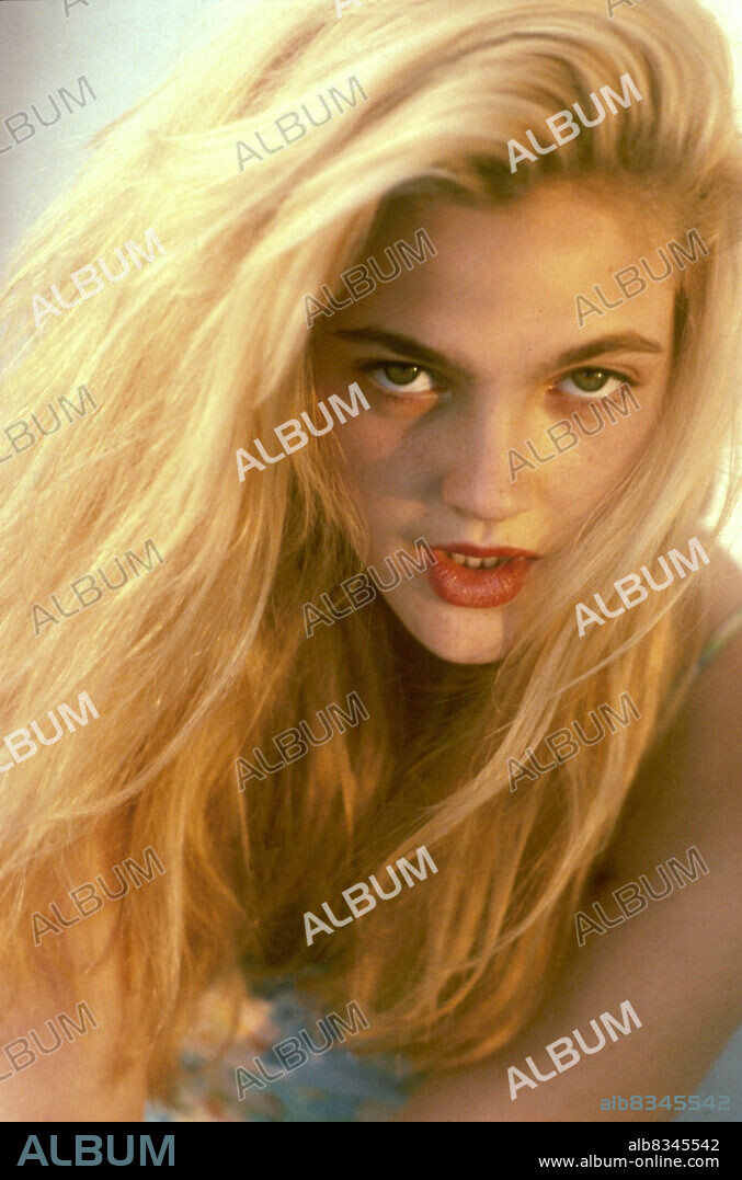 DREW BARRYMORE en HIEDRA VENENOSA, 1992 (POISON IVY), dirigida por KATT SHEA RUBEN. Copyright NEW LINE CINEMA.