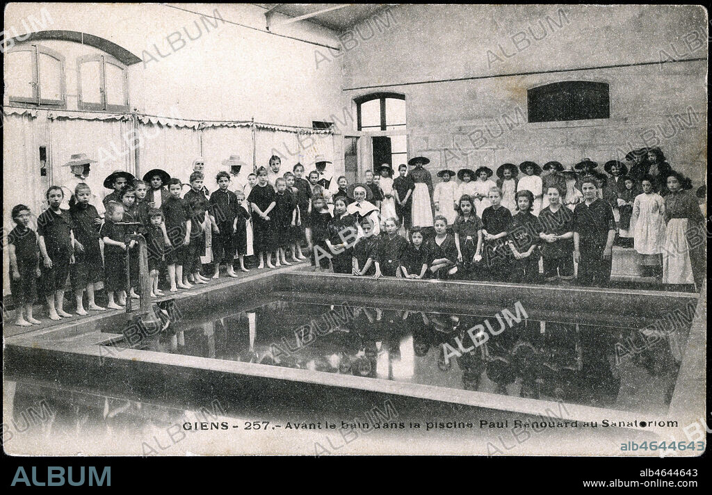 Giens. Avant le bain dans la piscine Paul Renouard du sanatorium. Groupe d'enfants en costume de bain. Photographie anonyme pour une carte postale vers 1910. Presqu'ile de GIENS dans le Var. Credit : Coll. Dixmier/KHARBINE-TAPABOR.