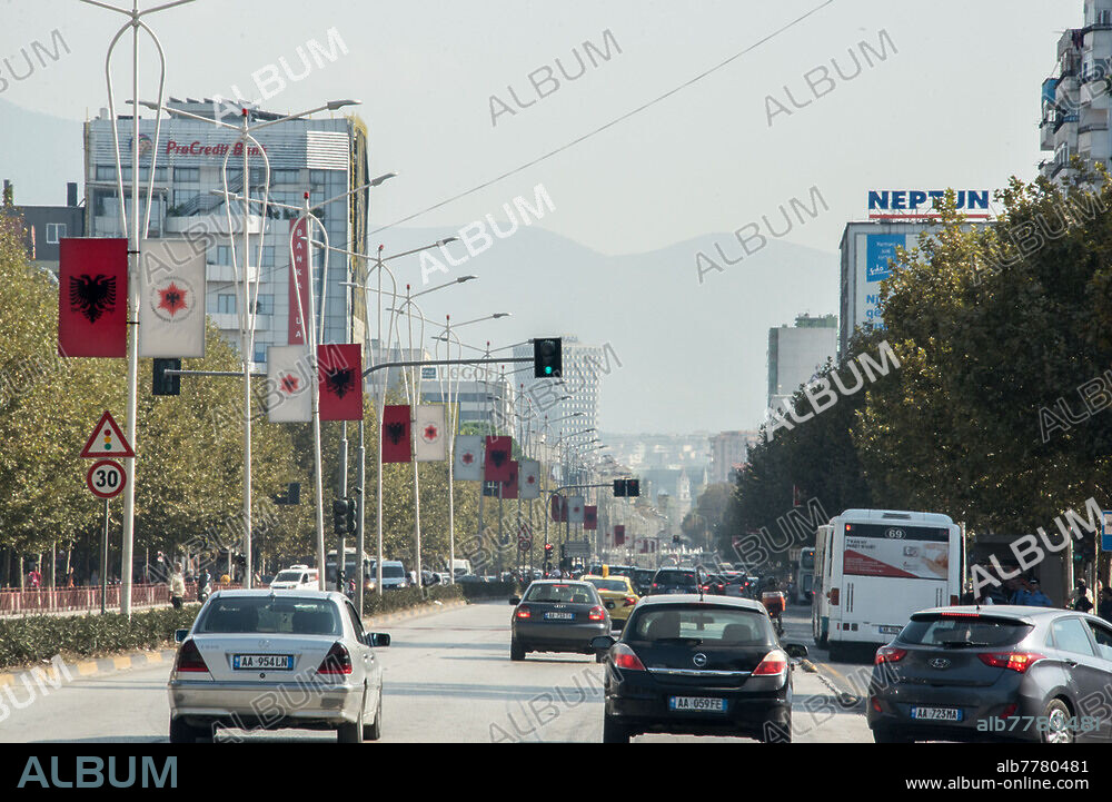 Albanien, 19.10.2018, Tirana, Strassenszene, Strassen Richtung Stadtzentrum sind sehr stark ausgelastet und es gibt Verkehrsstaus, die albanische Flagge weht an jedem Laternenmast, Doppelkopfadler auf rotem Grund.