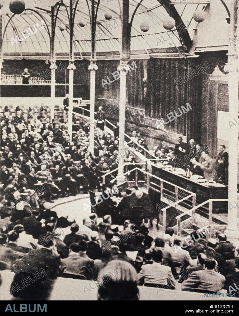 MANUEL AZAÑA ES ELEGIDO PRESIDENTE DE LA II REPUBLICA EL 14/10/1931.
