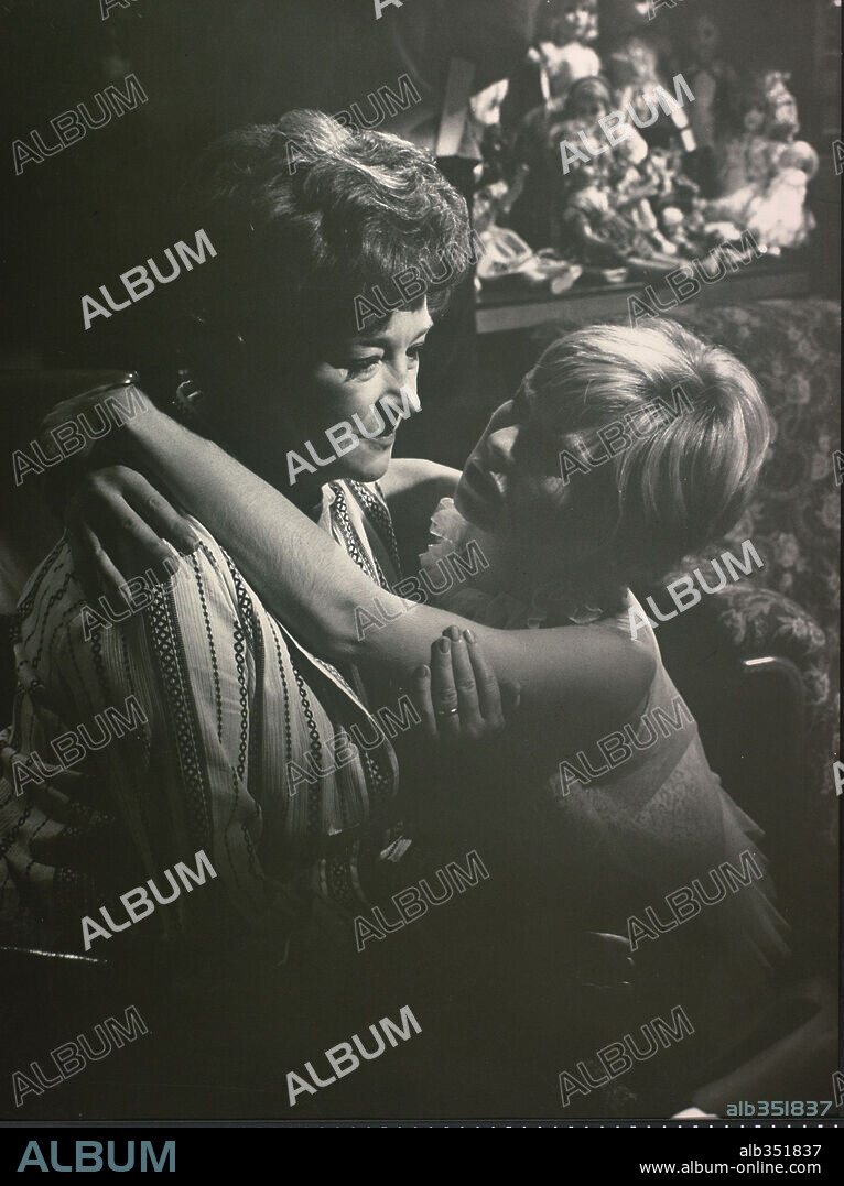 BERYL REID and SUSANNAH YORK in THE KILLING OF SISTER GEORGE, 1968, directed by ROBERT ALDRICH. Copyright PALOMAR PICTURES.
