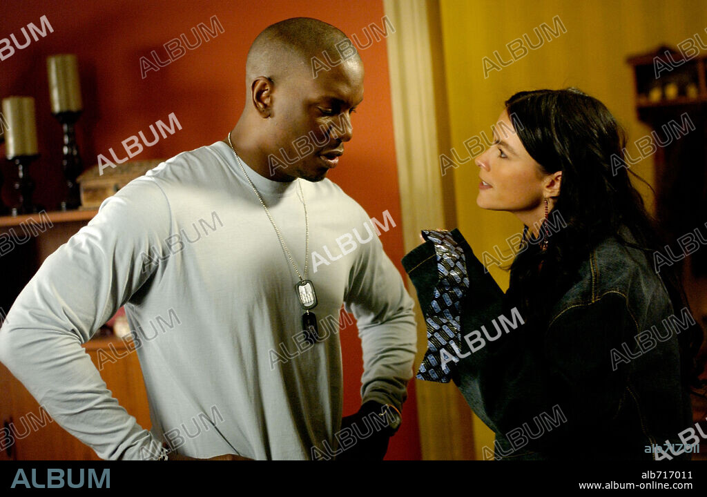 SOFIA VERGARA and TYRESE GIBSON in FOUR BROTHERS, 2005, directed by JOHN SINGLETON. Copyright PARAMOUNT PICTURES / KRAYCHYK, GEORGE.