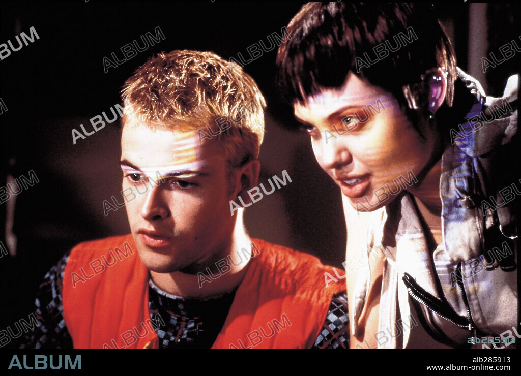 ANGELINA JOLIE et JONNY LEE MILLER dans HACKERS - LES PIRATES DU CYBERESPACE, 1995 (HACKERS), réalisé par IAIN SOFTLEY. Copyright UNITED ARTISTS / TILLIE, MARK.
