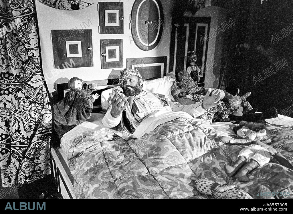 1968-08.. BEPPES GODNATTSTUND. Barnprogram i TV.. Sänt under säsongen 1968.. Här ses Beppe Wolgers, författare, konstnär och underhållare, i en säng med några dockor.. Foto: Bo-Aje Mellin / RiR / SVT / Kod: 5600. RiR 19152 sv/v neg.