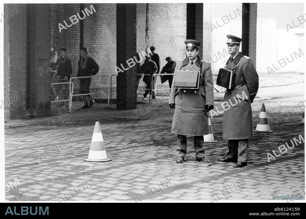 Berlin, 10./11. November 1989: Nach Öffnung der DDR-Grenzen zum Westen (9.11.1989).-Soldaten der DDR-Grenztruppen an an einem Grenzübergang.-Foto.