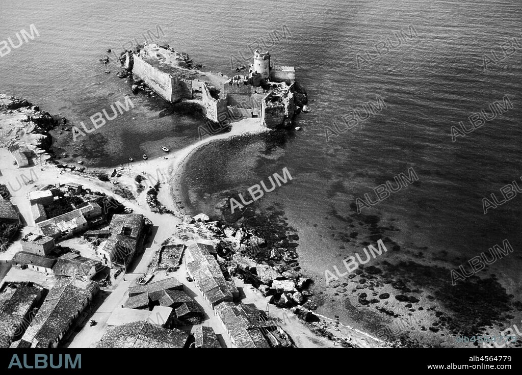 Le castella, isola di capo rizzuto, calabria, italy, 1965.