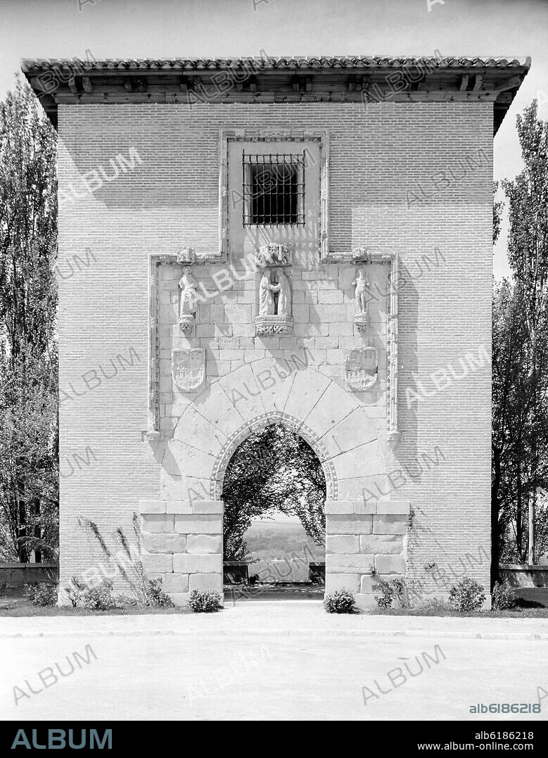 MAESE HAZAN. PORTADA DEL HOSPITAL DE LA LATINA - 1507 - FOTOGRAFIA EN BLANCO Y NEGRO - AÑOS 50.