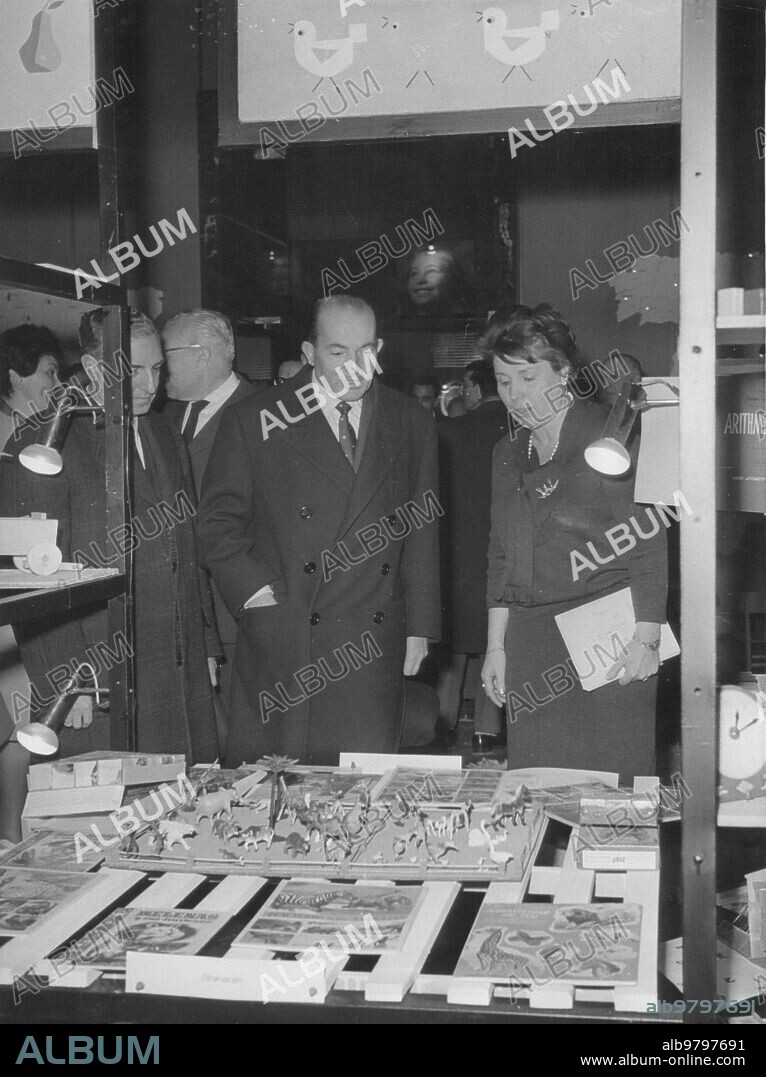 19 febrero 1962. El ministro de educación Nacional, Sr. Rubio García-mina Recorriendo las Instalaciones de la exposición sobre educación Preescolar, Organizada por la dirección general de enseñanza Primaria en colaboración con la comisaría de extensión Cultural, e Inaugurada por Él.