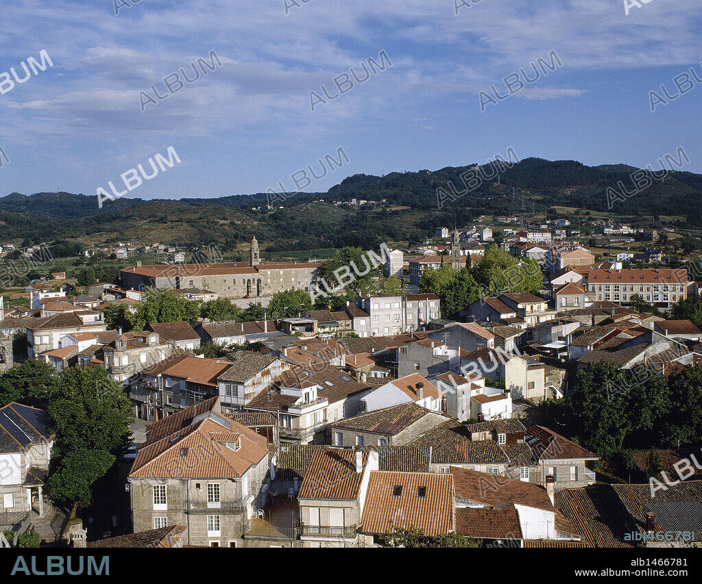 COMUNIDAD GALLEGA. ALLARIZ. Panorámica de la población, antigua Villa Allarici, de origen suevo o godo. En ella Alfonso IX estableció la famosa "Corte Literaria" y su nieto, Alfonso X el Sabio, mientras fue rey de Galicia y León, recopiló aquí las Cantigas de Santa María. Al fondo el Convento de Santa Clara. Provincia de Ourense. España.